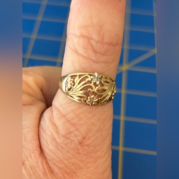 10K Yellow Gold Ring With Rose and White Gold Flowers Size 9 - Picture 8 of 11